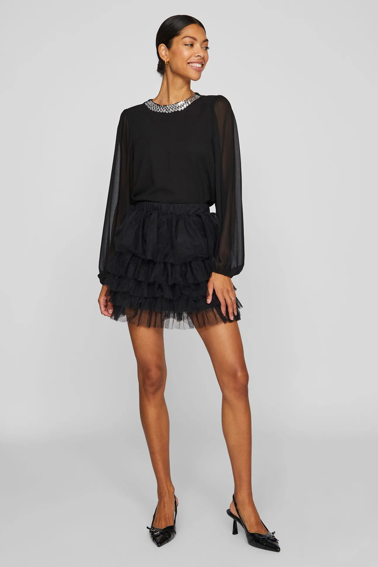 Blusa de chiffon com pedraria no gola