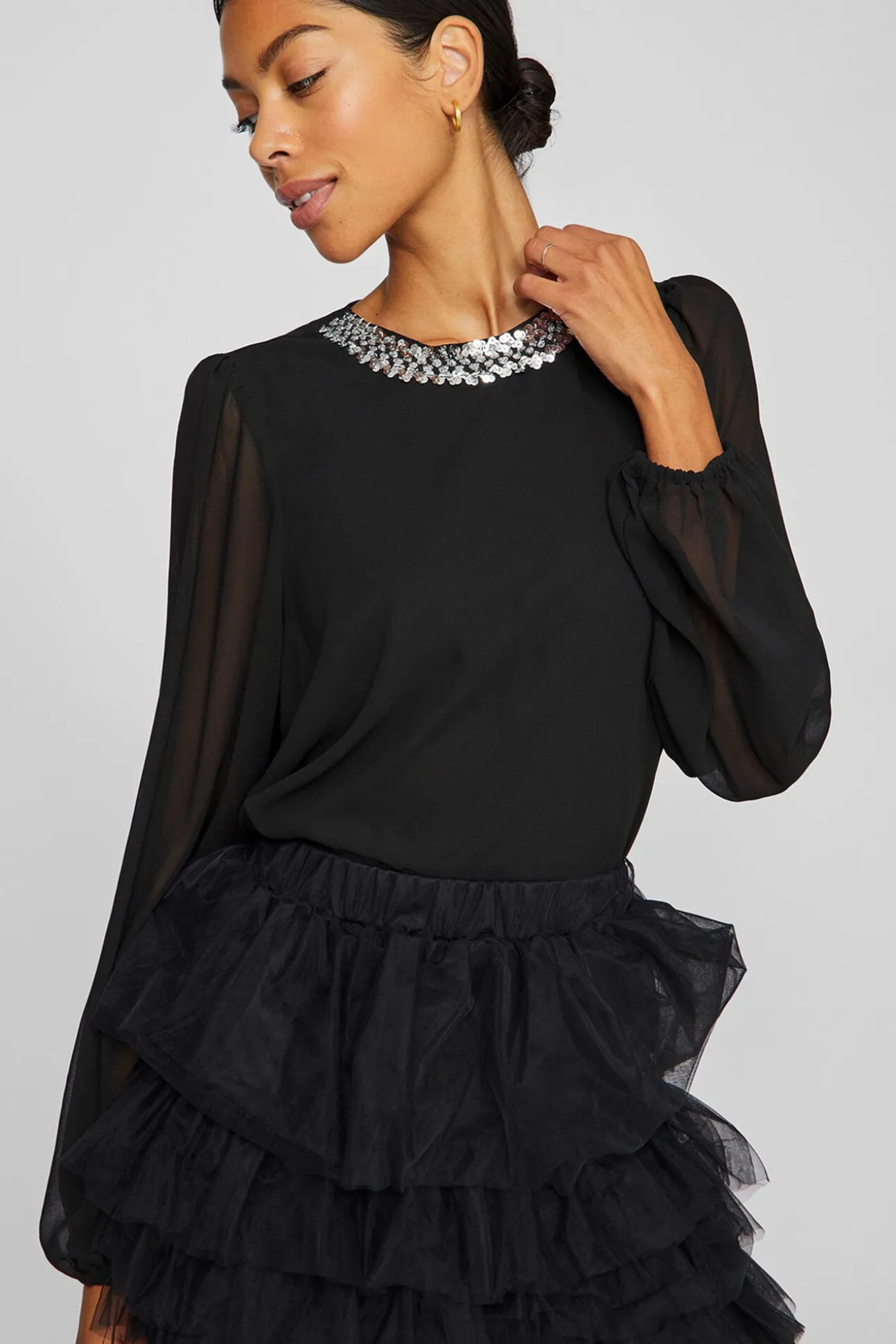 Blusa de chiffon com pedraria no gola