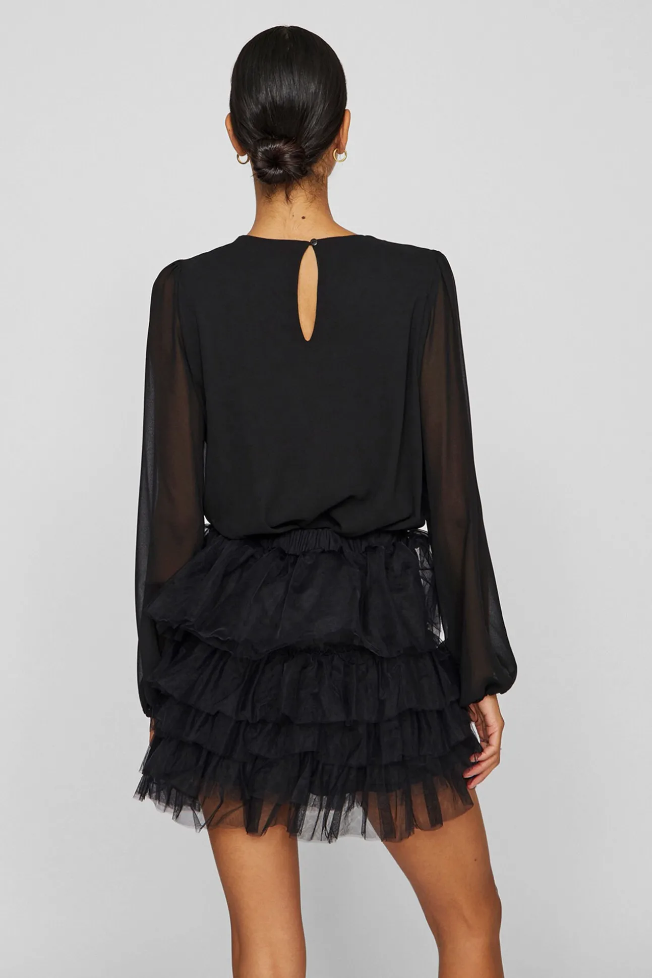 Blusa de chiffon com pedraria no gola