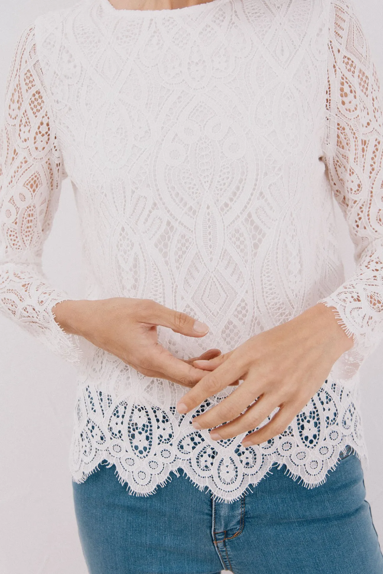 Blusa de guipura de manga comprida