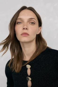 Blusa de malha brilhante com aberturas