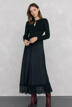 Blusa de malha brilhante com aberturas