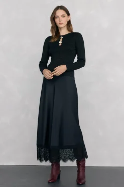 Blusa de malha brilhante com aberturas