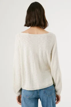 Blusa de malha de malha manga comprida com detalhe nas mangas.