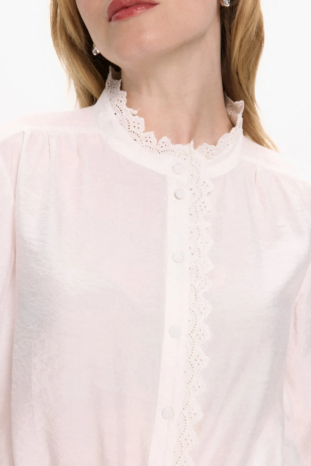 Blusa de manga comprida com bordado inglês