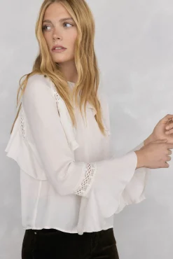 Blusa de renda com babados