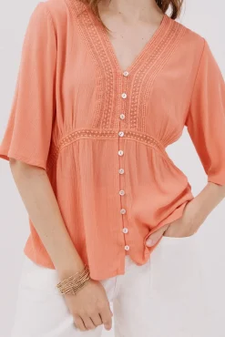 Blusa de renda com babados