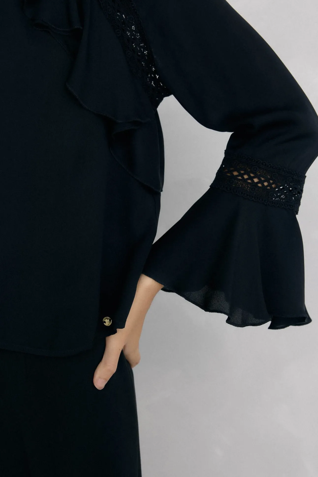 Blusa de renda com babados