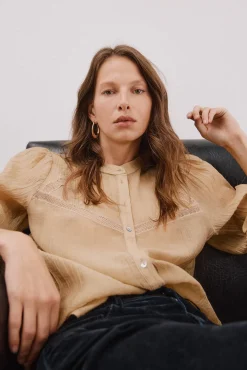 Blusa de renda com gola mao