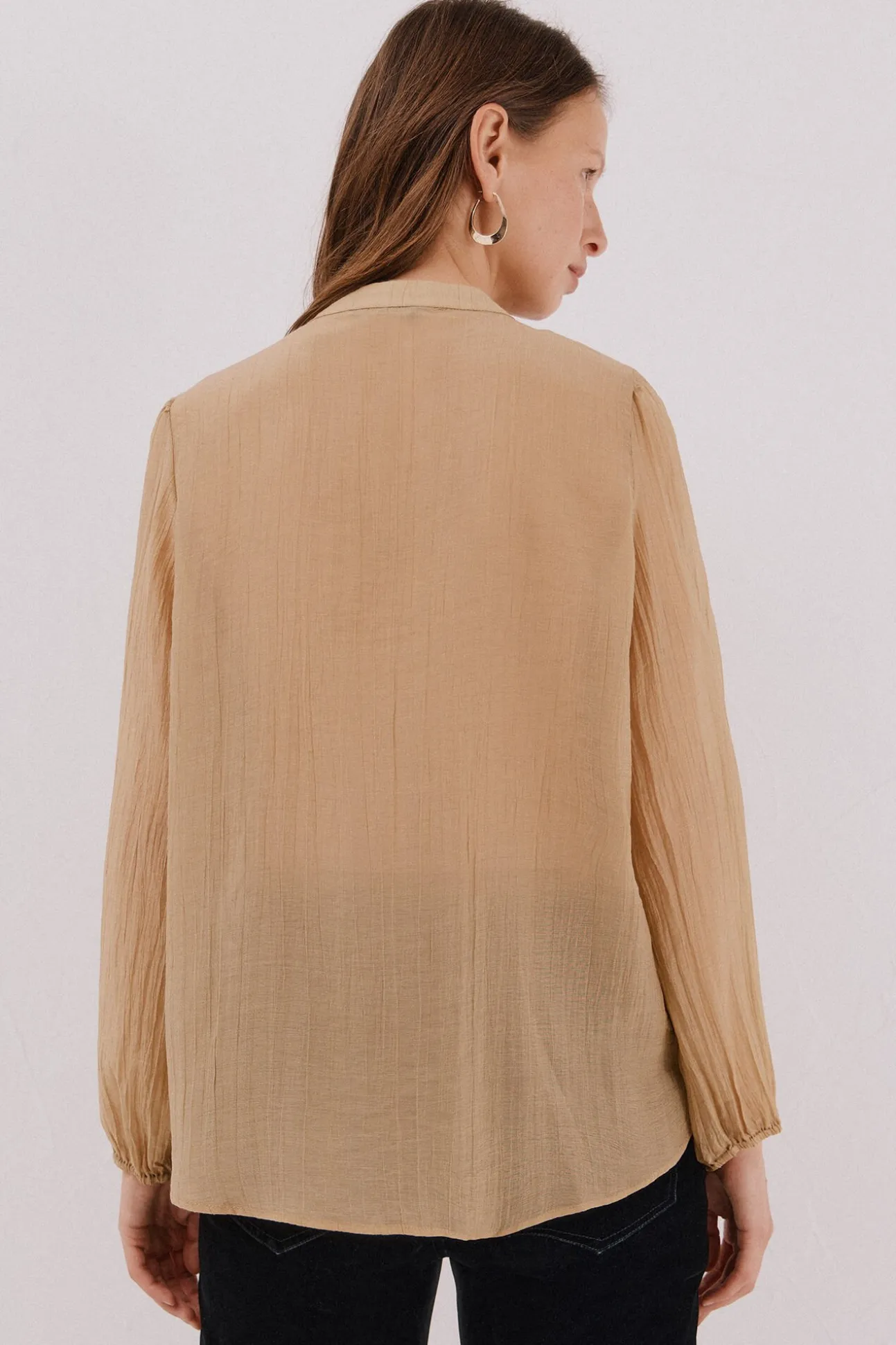 Blusa de renda com gola mao