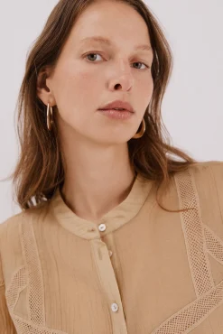 Blusa de renda com gola mao