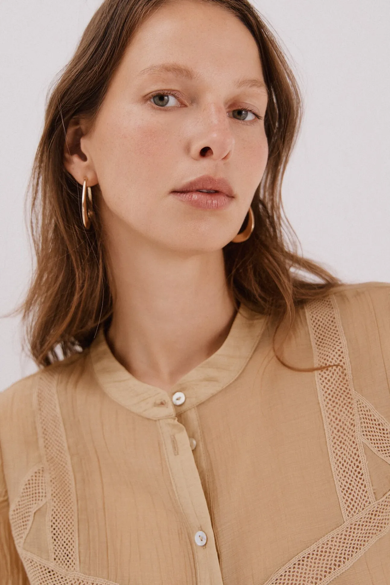 Blusa de renda com gola mao