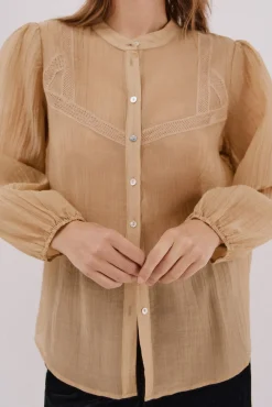 Blusa de renda com gola mao