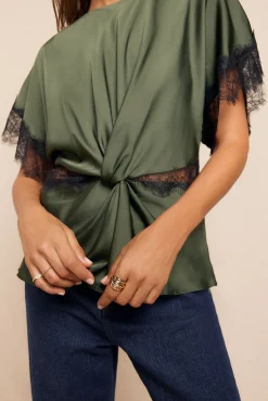 Blusa de renda de cetim