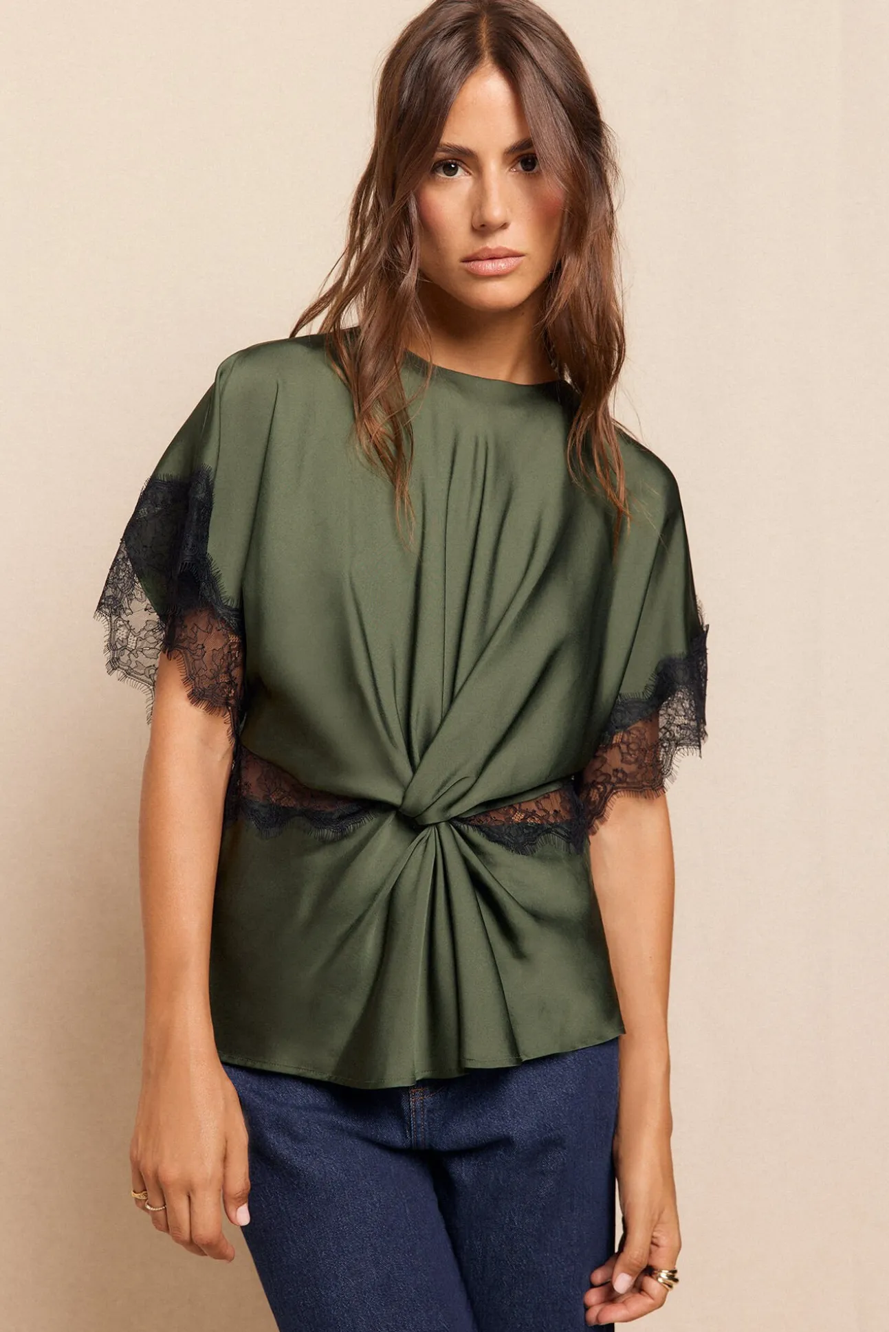 Blusa de renda de cetim