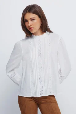 Blusa de renda romântica