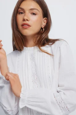 Blusa de renda romântica