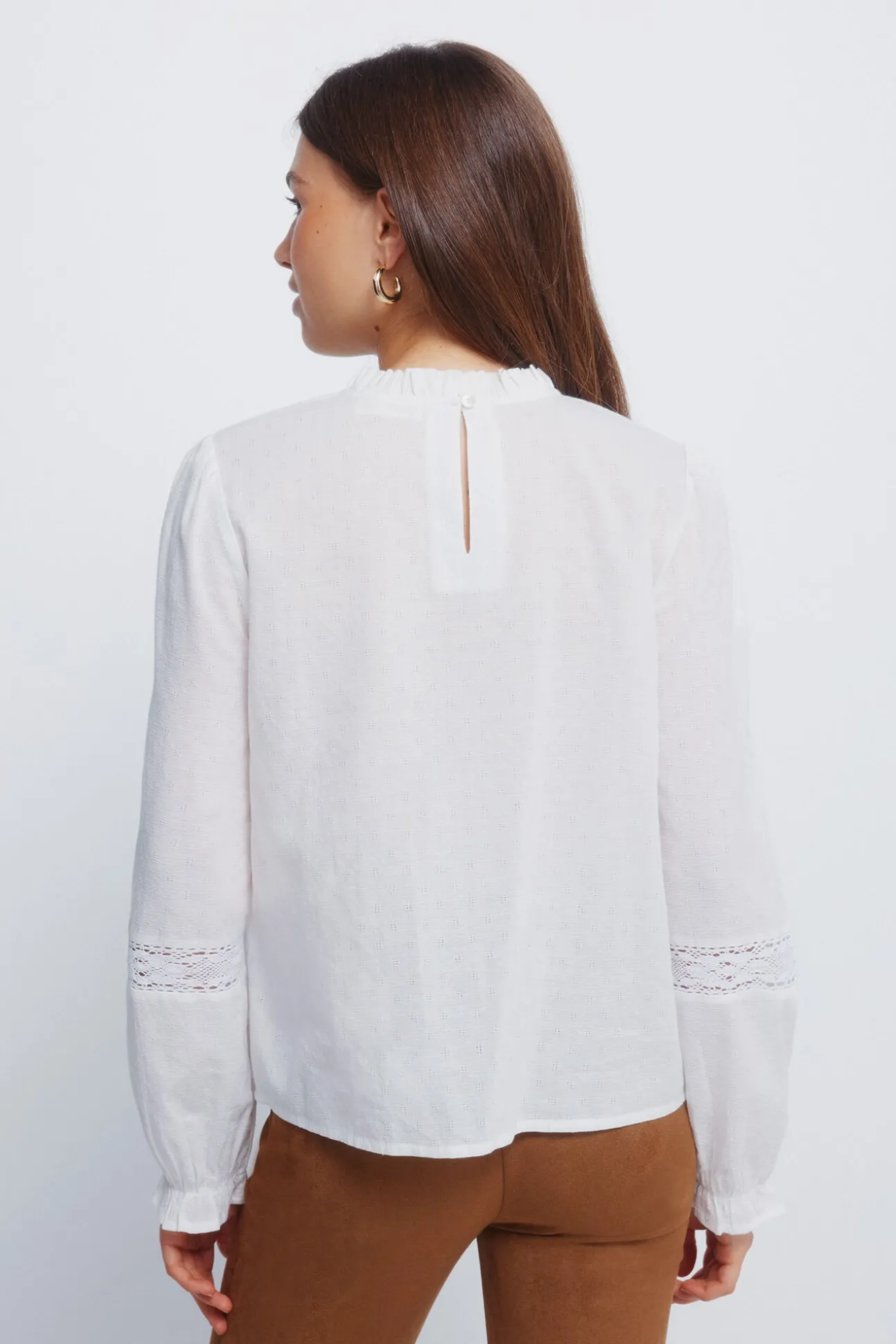 Blusa de renda romântica