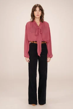 Blusa esvoaçante com laçada