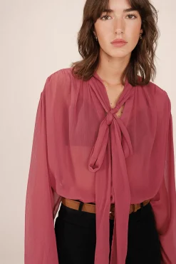 Blusa esvoaçante com laçada