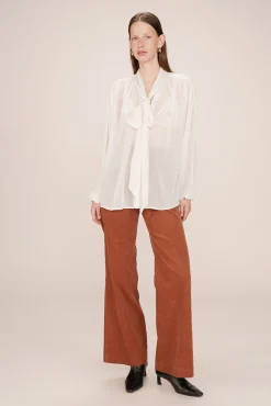 Blusa esvoaçante com laçada