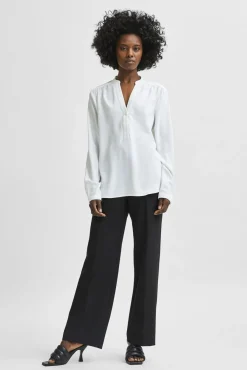 Blusa fluida com decote em bico confecionada com materiais reciclados.