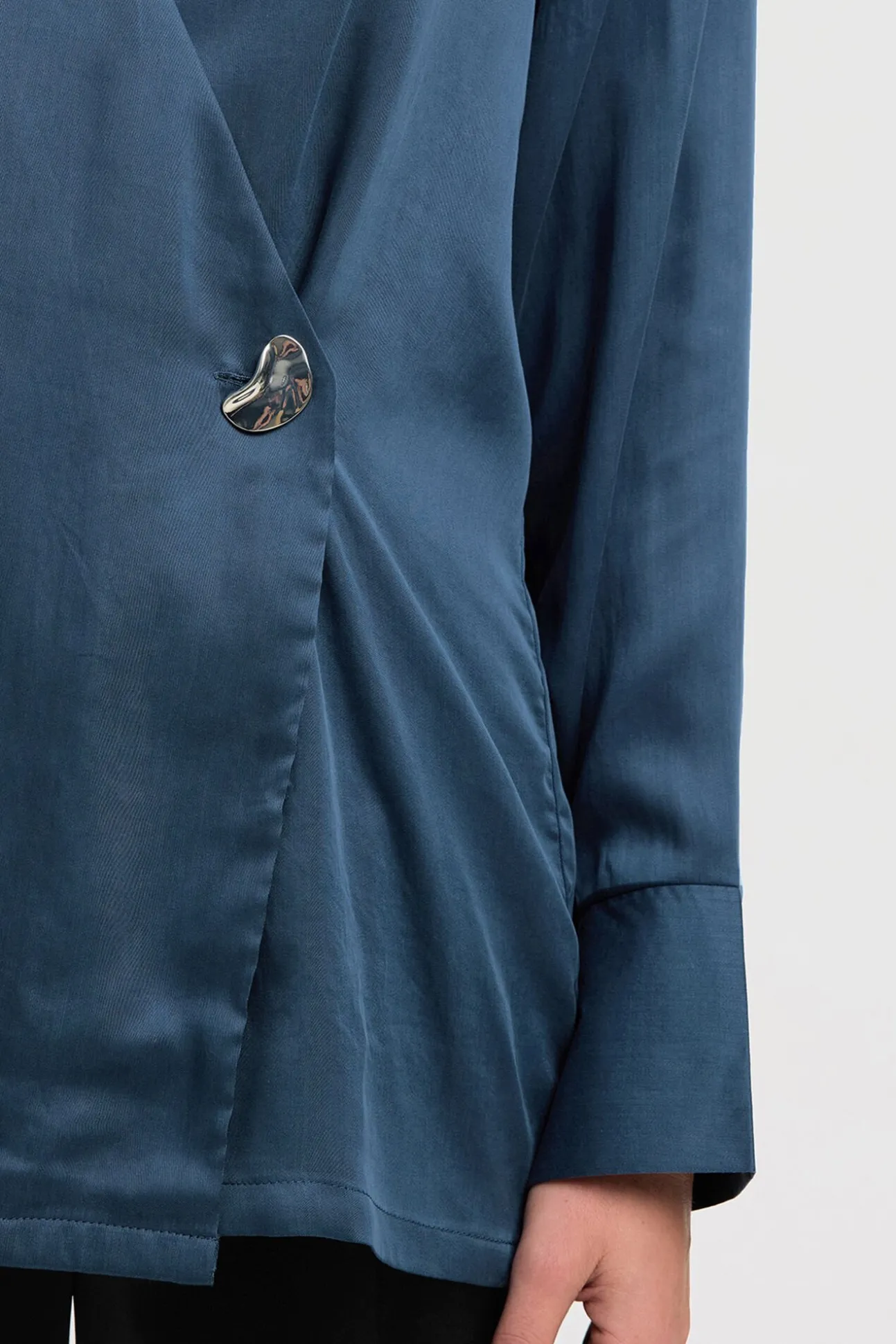 Blusa gola V com detalhe metálico