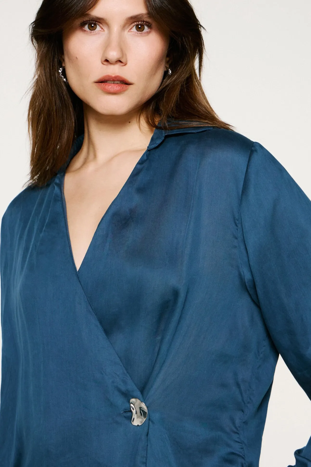 Blusa gola V com detalhe metálico