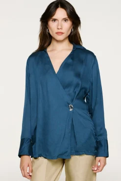 Blusa gola V com detalhe metálico
