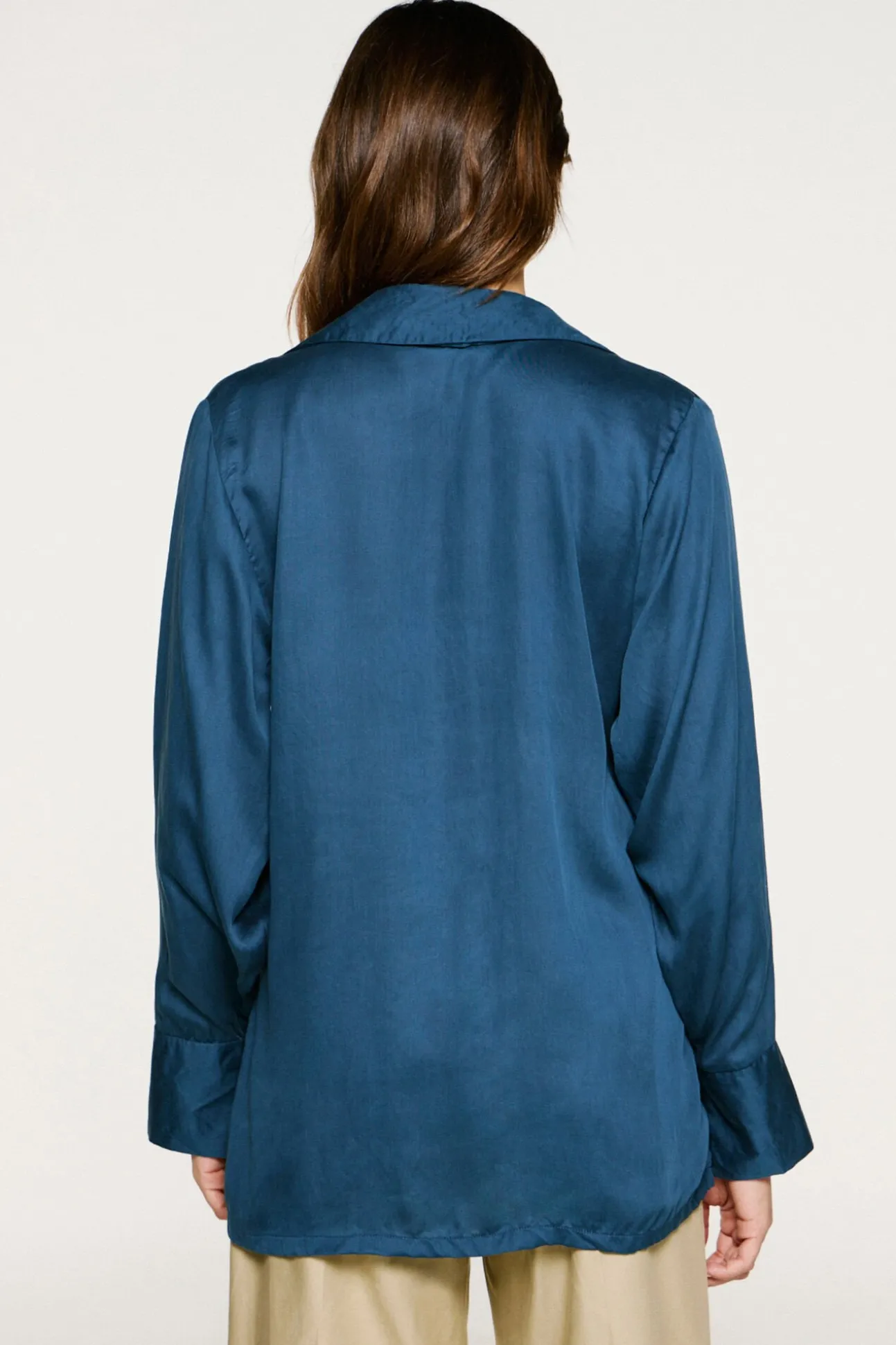 Blusa gola V com detalhe metálico