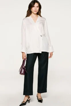 Blusa gola V com detalhe metálico