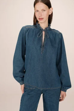 Blusa jeans de manga longa com detalhe de folho e laço no gola