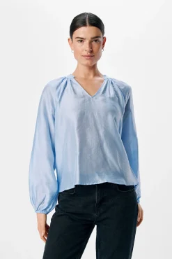 Blusa larga com gola em bico