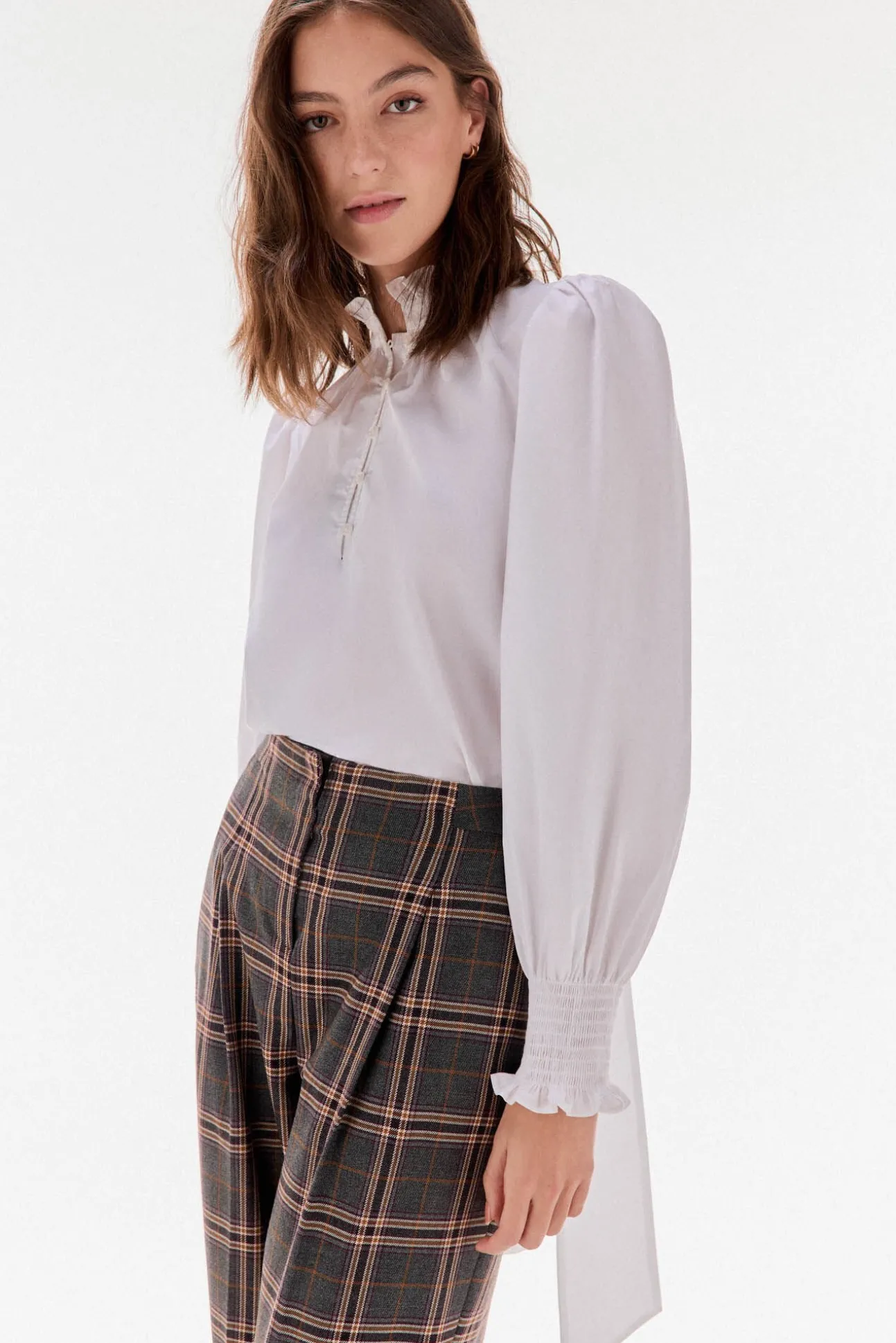 Blusa lisa com laço