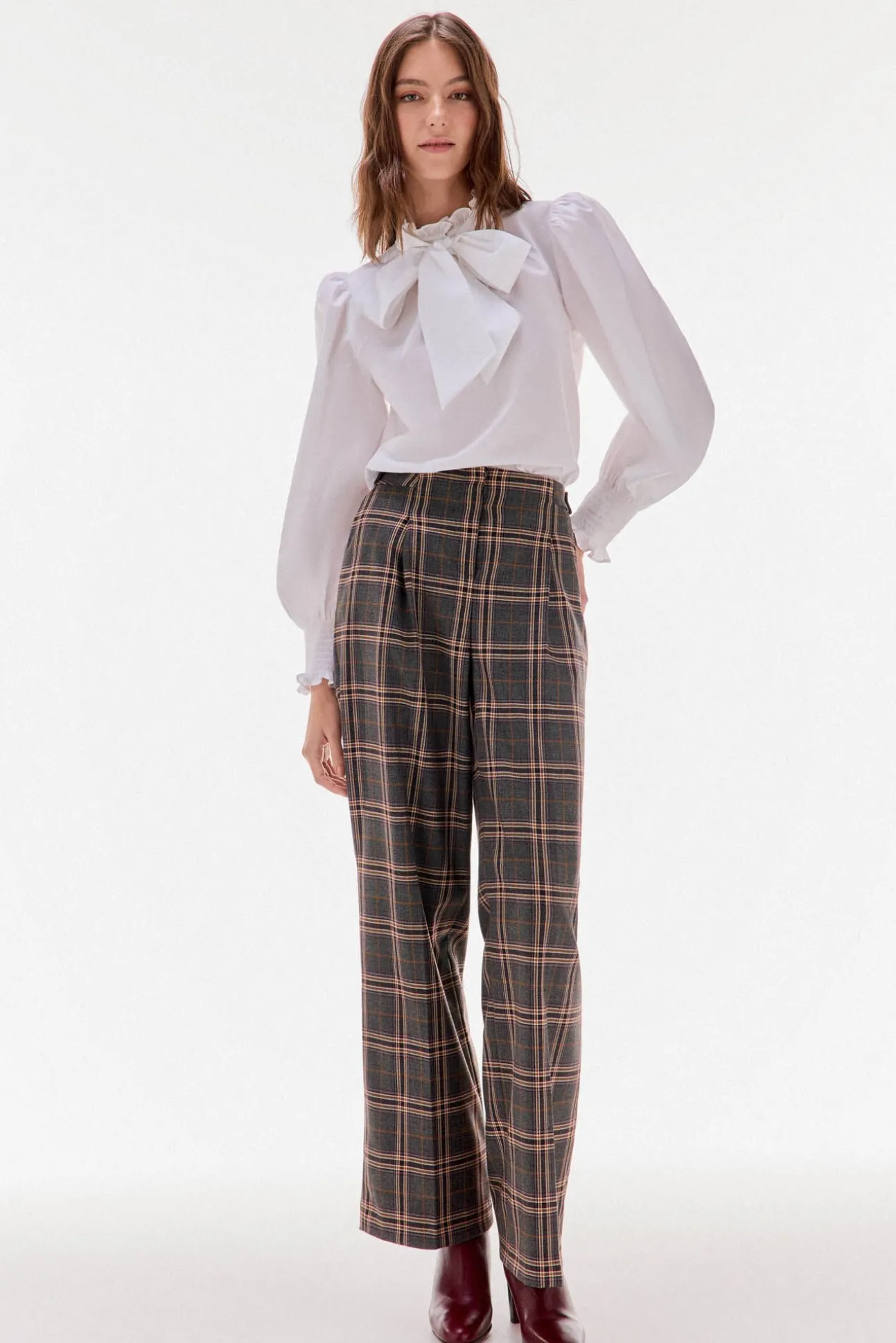 Blusa lisa com laço