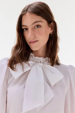 Blusa lisa com laço