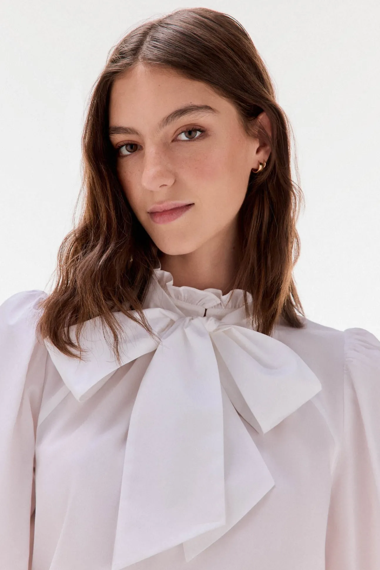 Blusa lisa com laço