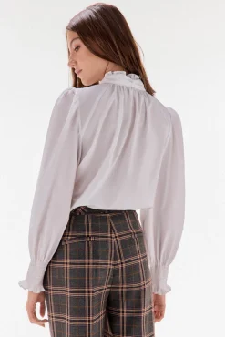 Blusa lisa com laço