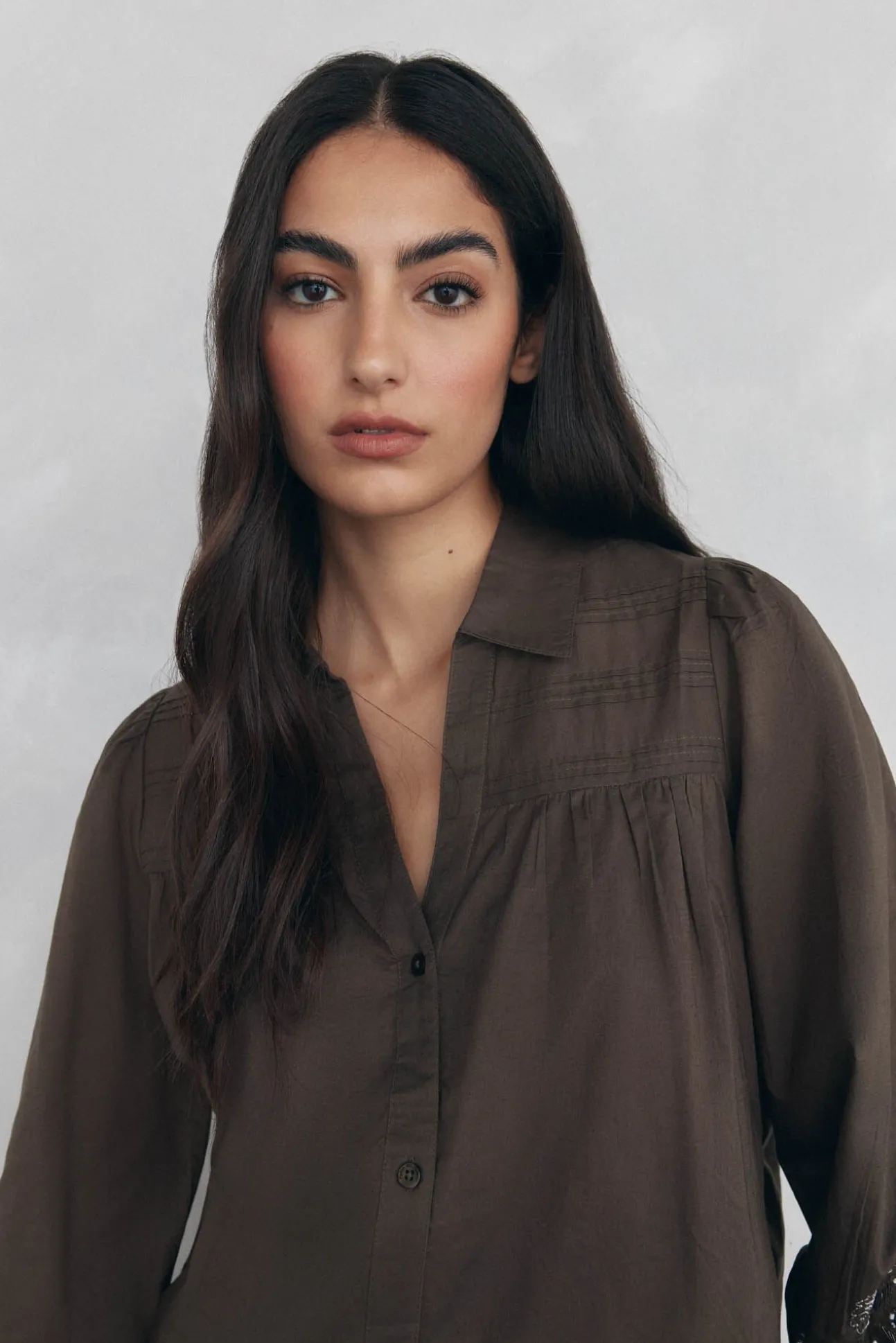 Blusa lisa larga bordada