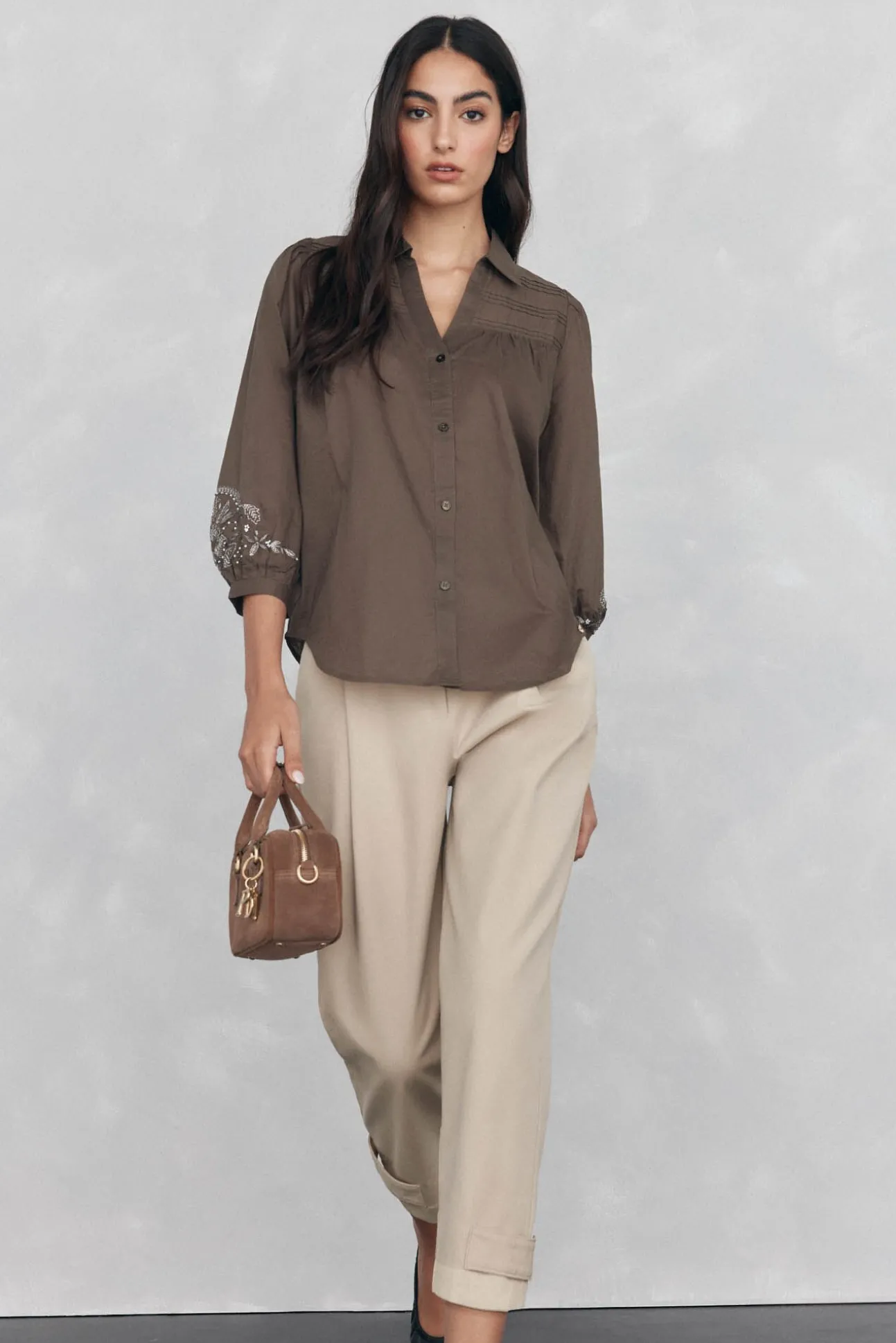 Blusa lisa larga bordada
