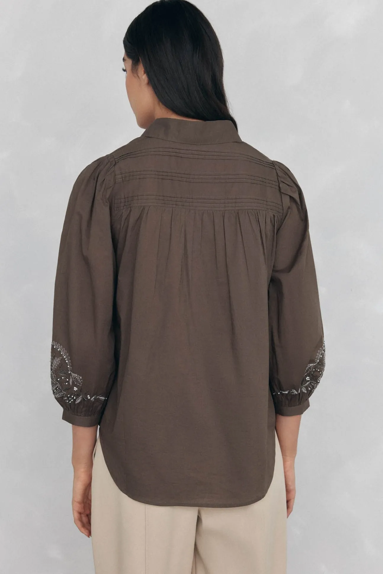 Blusa lisa larga bordada