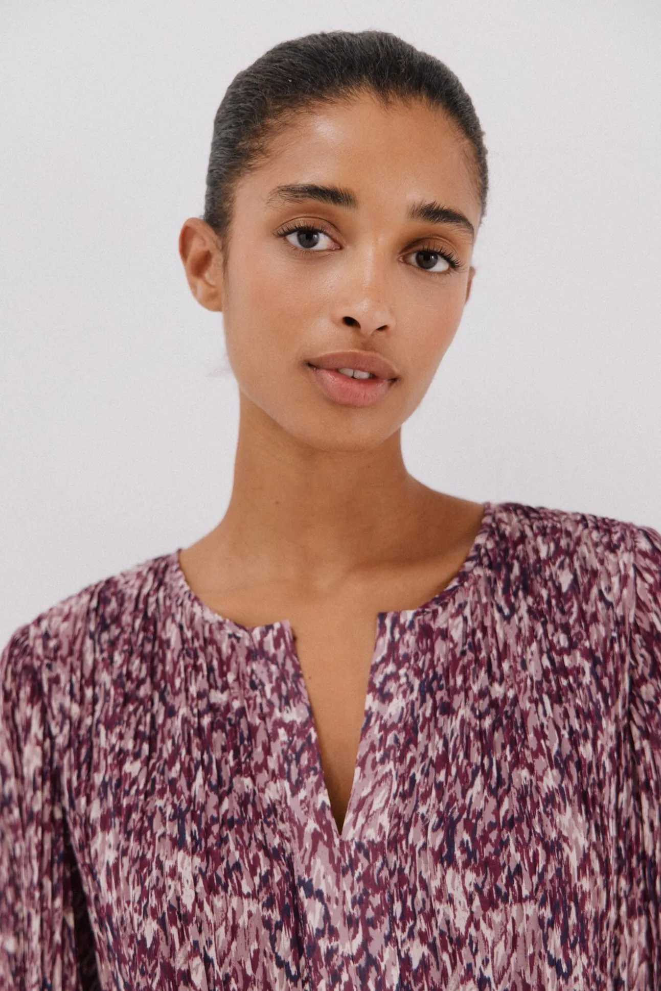 Blusa plissada contrastante