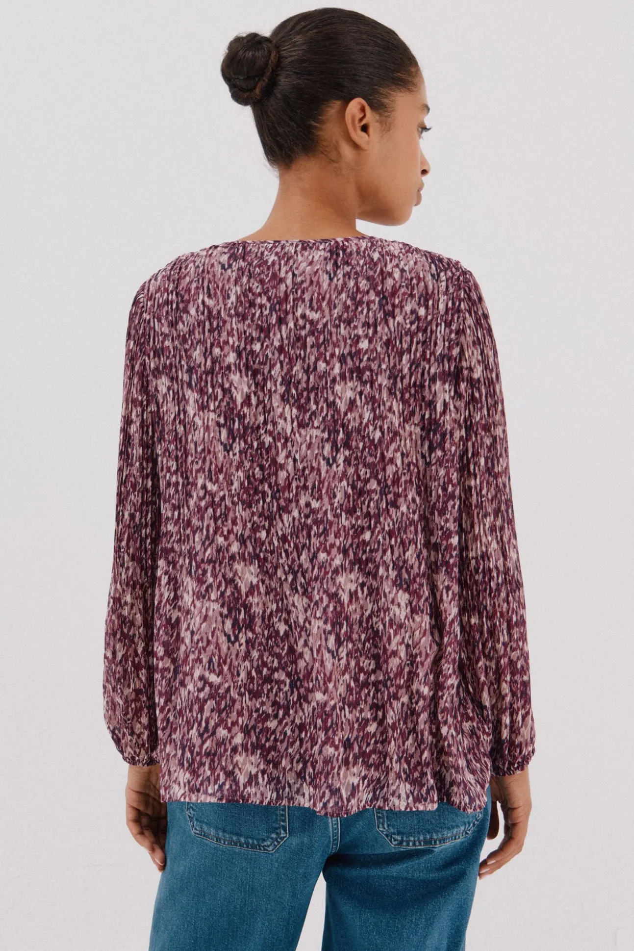 Blusa plissada contrastante