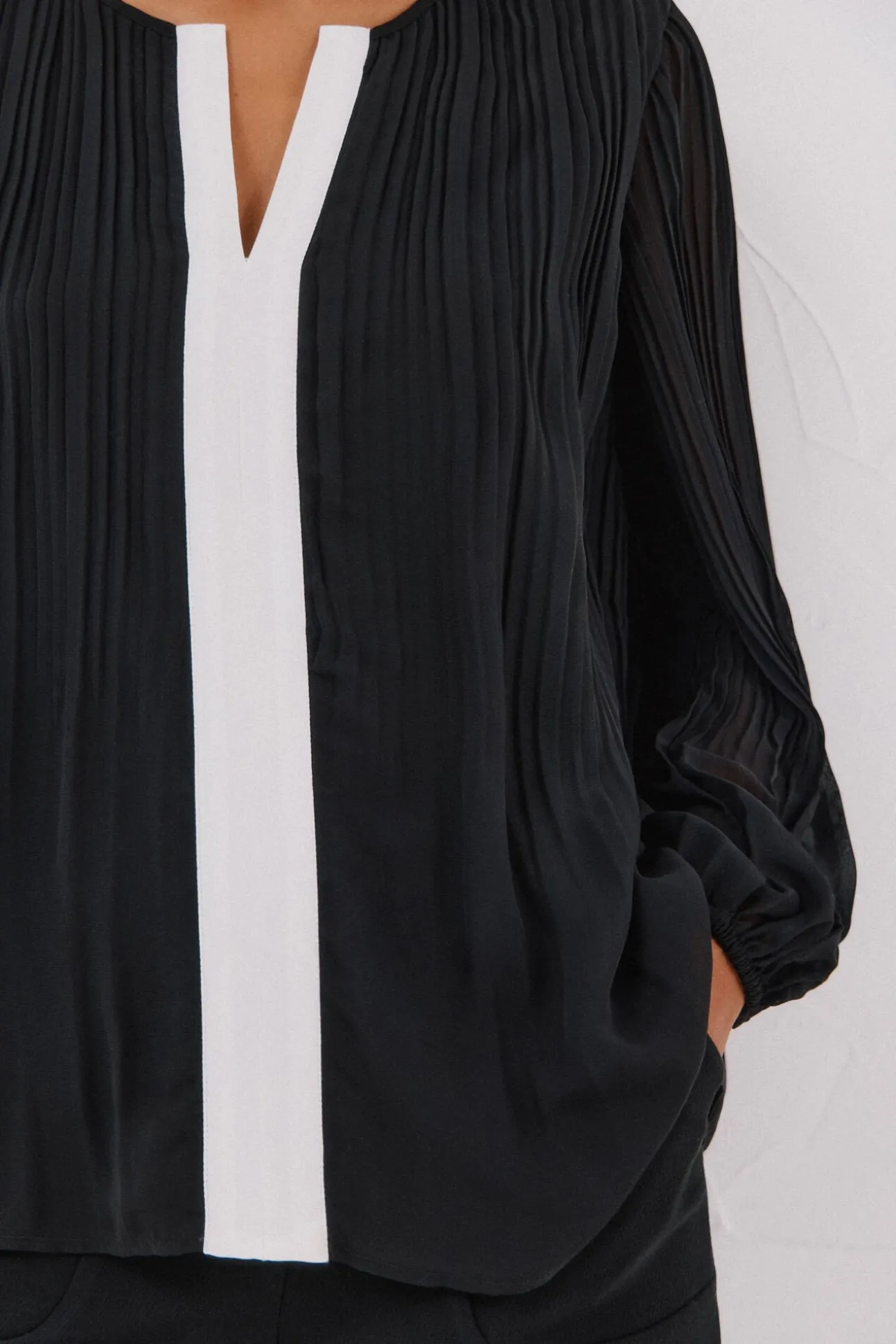 Blusa plissada contrastante