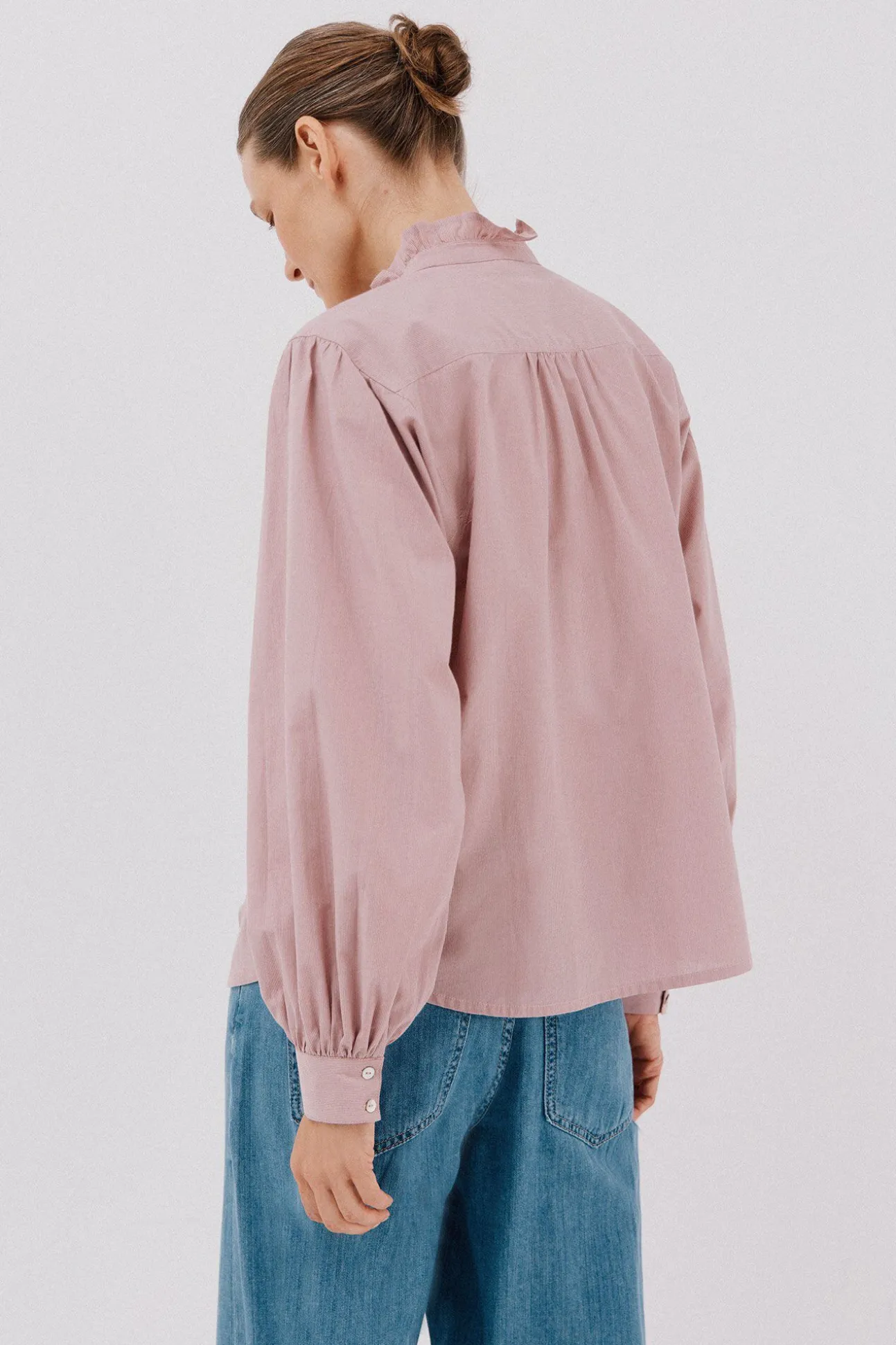 Blusa riscas com gola franzida