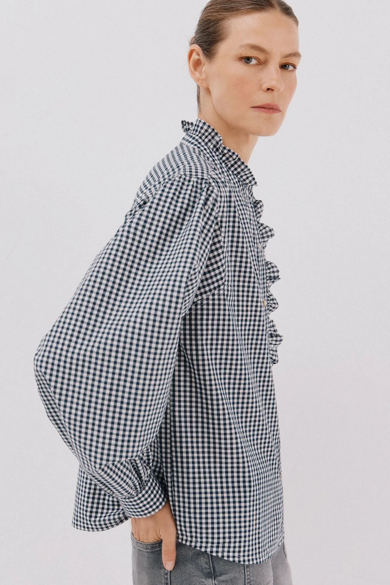 Blusa riscas com gola franzida