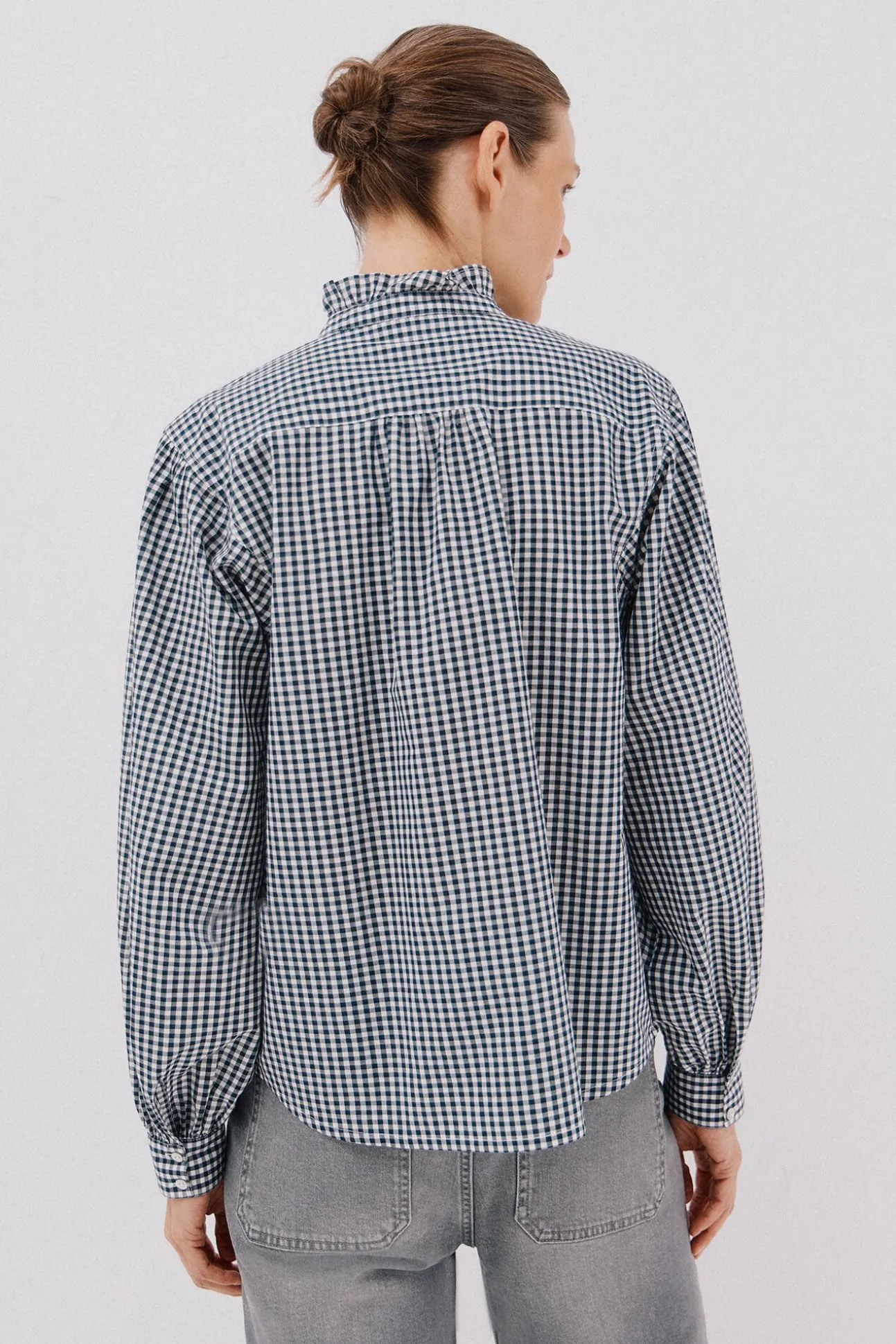 Blusa riscas com gola franzida
