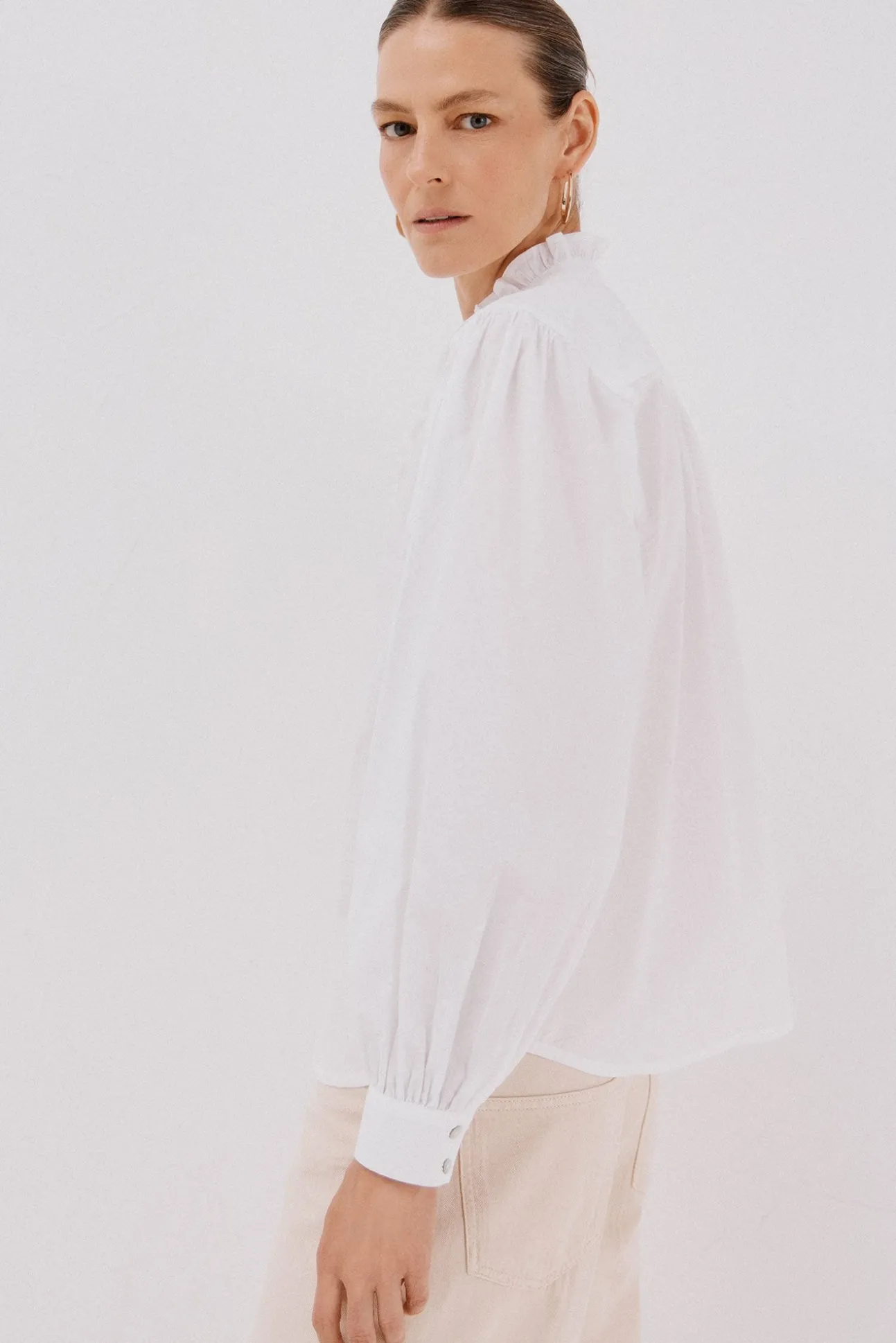 Blusa riscas com gola franzida