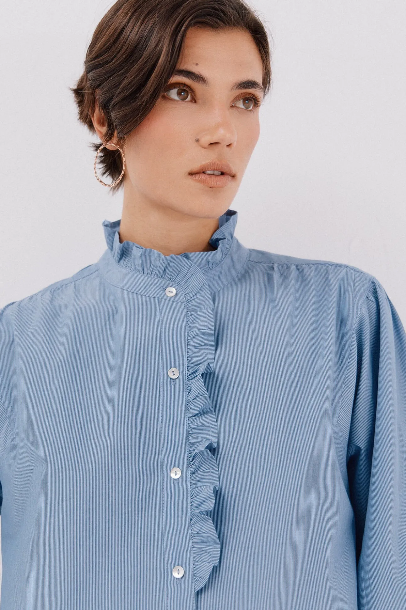 Blusa riscas com gola franzida