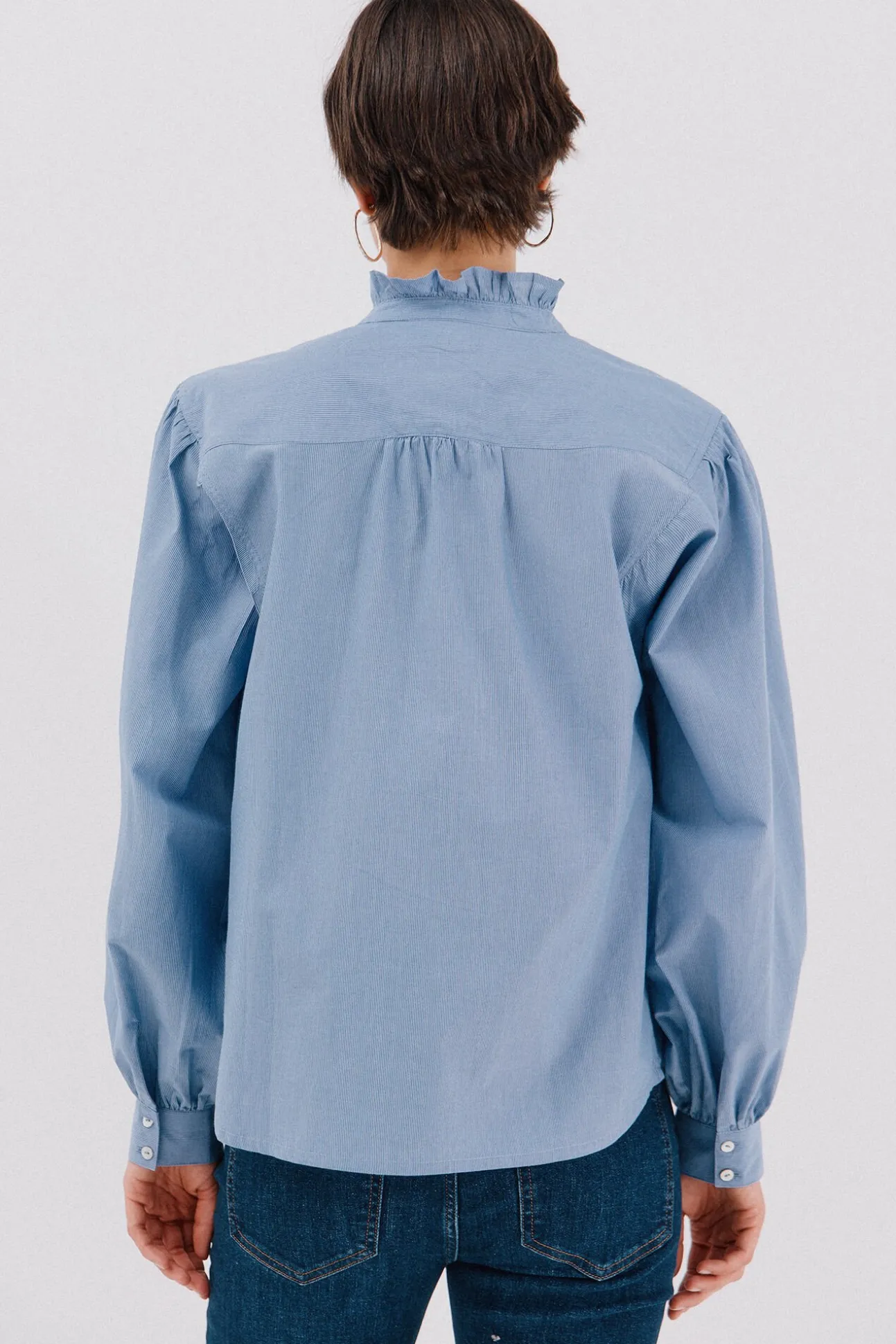 Blusa riscas com gola franzida